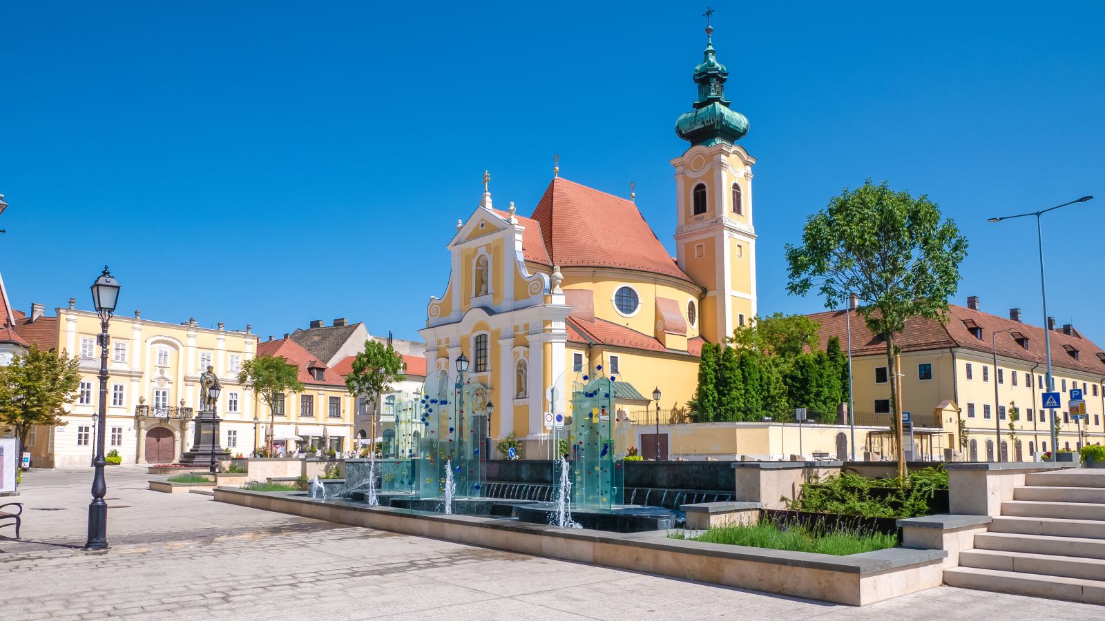 A győri karmelita templom a Bécsi kapu téren